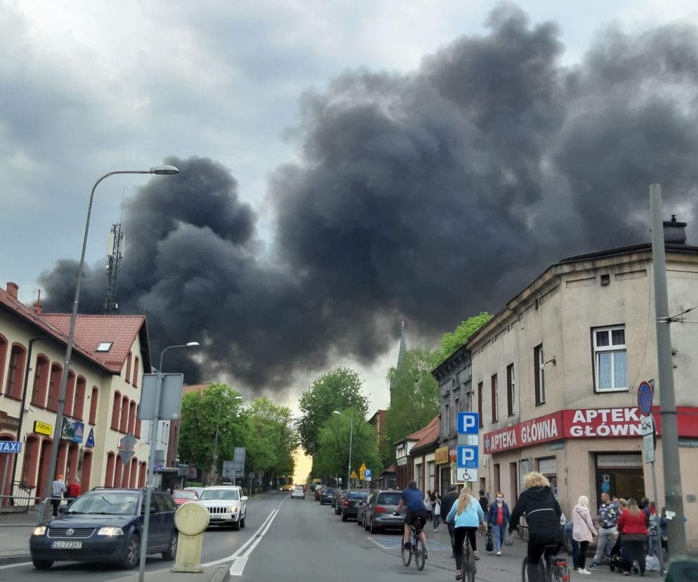 POTĘŻNY pożar w Katowicach! Płoną podkłady kolejowe!
