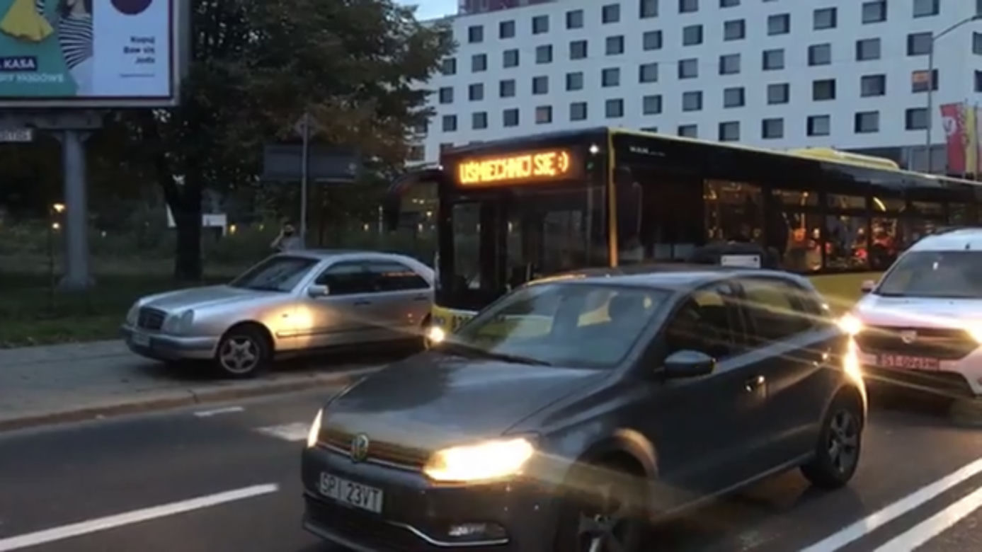 Protest kobiet w Katowicach! Karetka na sygnale jechała wprost na uczestników