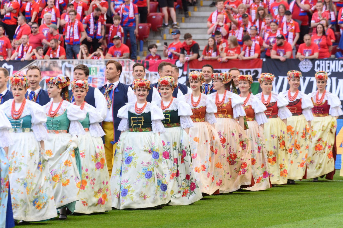 Karol Nawrocki wśród kibiców. Tak wyglądał na meczu