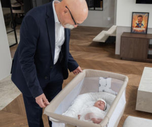 Znany hotelarz chce poprawić demografię w Polsce. Urodziły się pierwsze dzieci z programu Arche