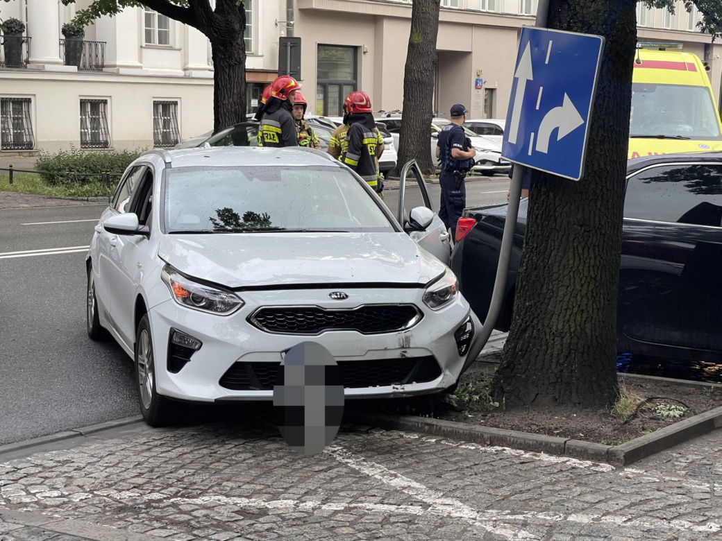 Dramat pod ambasadą. Uderzyła w autobus, potrąciła ojca. Oboje są w szpitalu