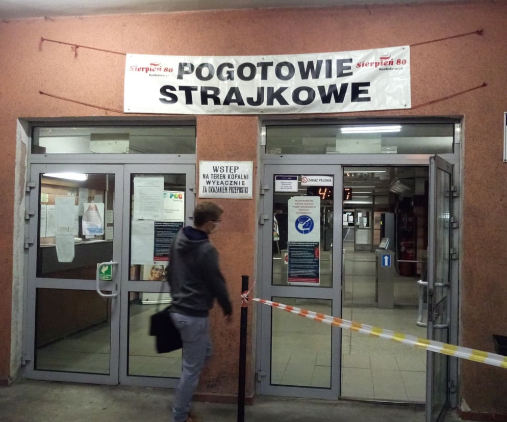 Protest górników się zaostrza. Pod ziemią strajkują blisko 100 osób. Górnicy są wściekli, zapowiadają ogromną maninfestację [ZDJĘCIA]