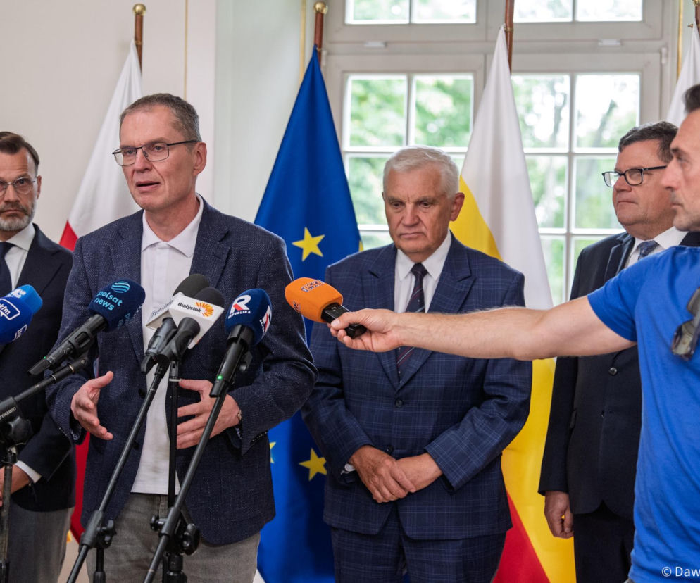 Andrzej Poczobut mówi do mikrofonów, obok prezydent Tadeusz Truskolaski. O mieszkaniu dla aktywisty pisze Eska Białystok.