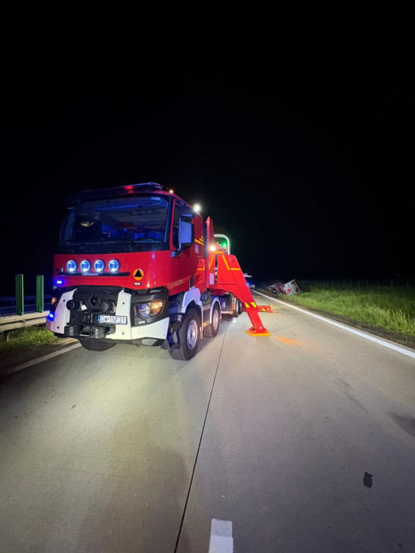 Wypadek autokaru wojskowego na autostradzie A4. Wielka akcja służb ratunkowych [ZDJĘCIA]