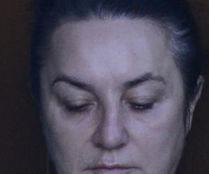 Przybita Danuta Martyniuk bez makijażu odbiera przesyłkę od synowej