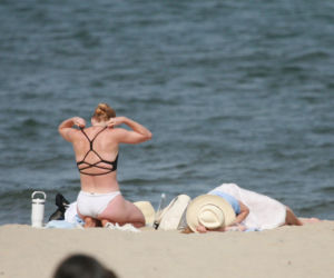 Ewa Skibińska na plaży