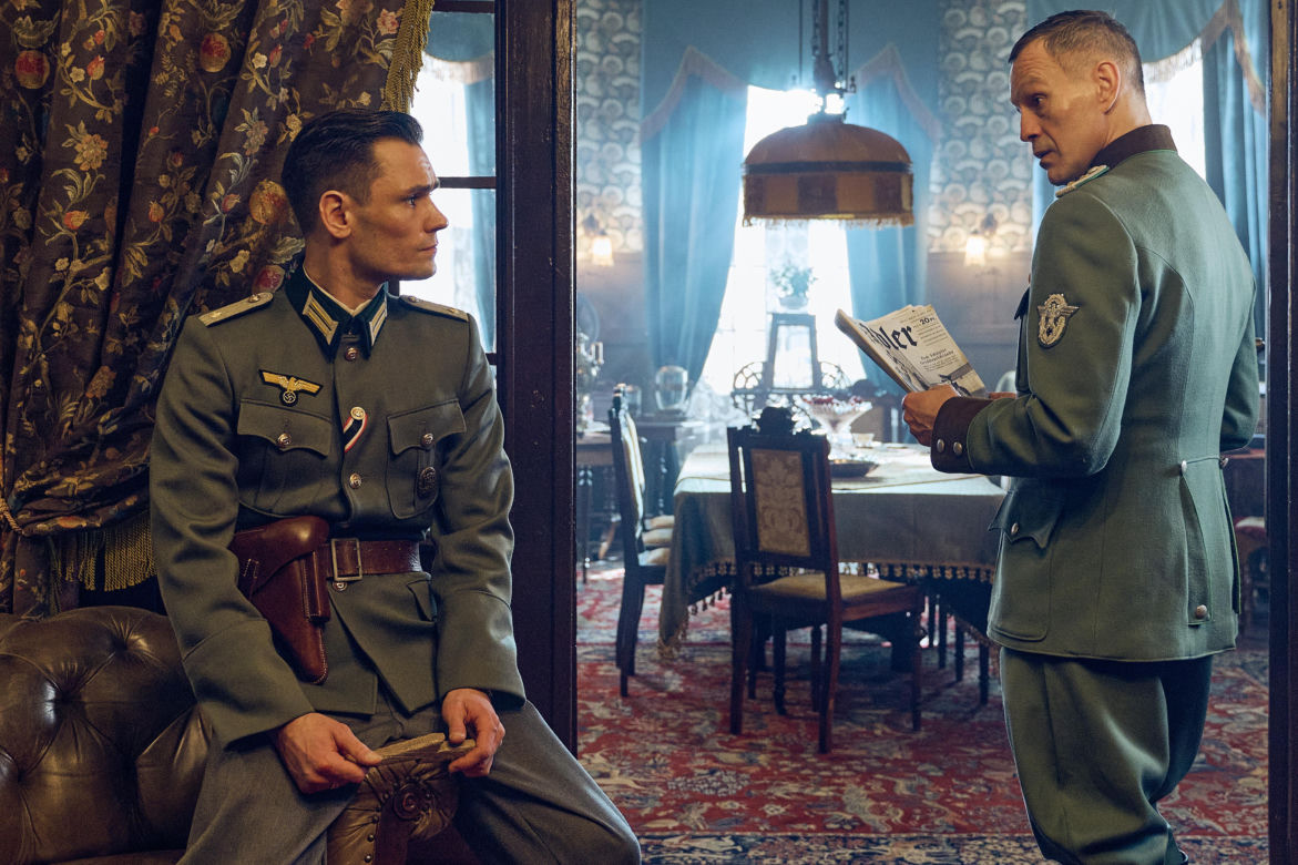 	Zatoka szpiegów odc. 1. Franz Neumann (Bartosz Gelner), jego ojczym Lothar (Przemysław Kozłowski)