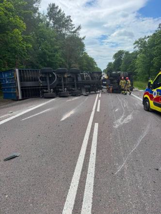 Groźny wypadek na DK2! Zderzenie ciężarówki i harvestera. Trasa zablokowana