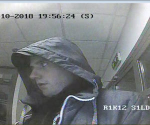 Policja w Łodzi poszukuje sprawcy usiłowania kradzieży pieniędzy z bankomatu przy ul. Zakładowej