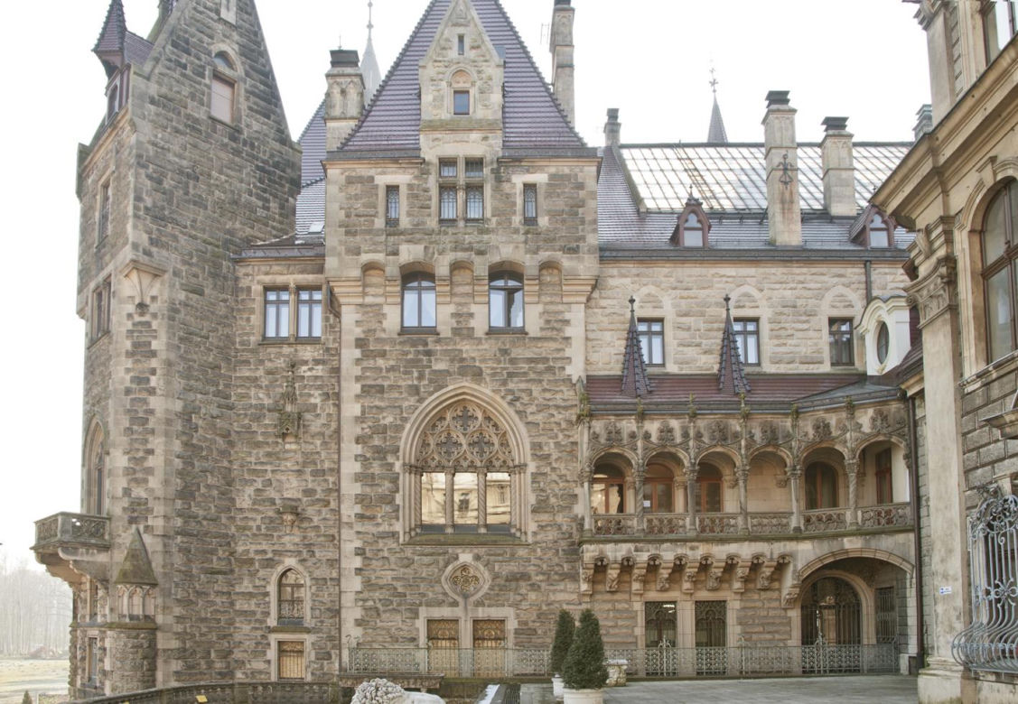 Metamorfoza Zamku w Mosznej. Z sanatorium w bajkowy hotel - tak przez lata zmieniał się jeden z najbardziej czarujących budynków w Polsce