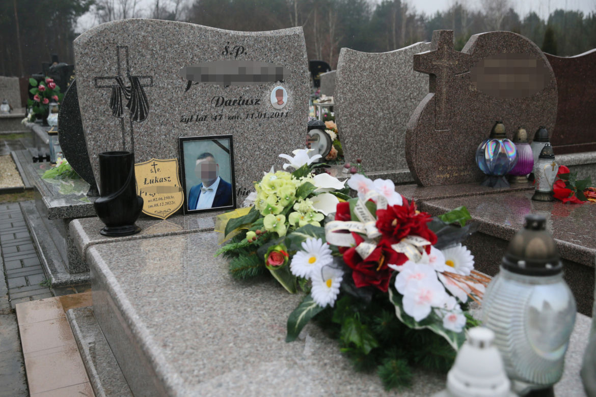 W szale zabił żonę i się powiesił. Tak wyglądają groby Urszuli i Łukasza z Sochaczewa