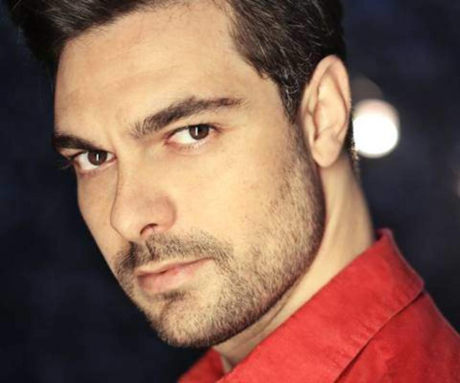 Aktor Halil İbrahim Ceyhan (Yaman z "Dziedzictwo") bez brody
