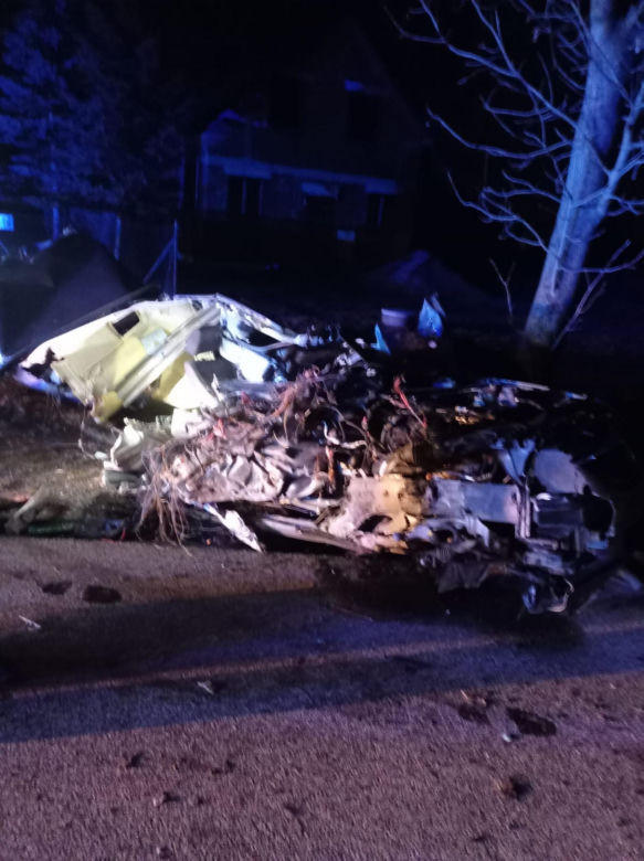 BMW rozpadło się na pół pod Pabianicami. Kierowcy nic się nie stało