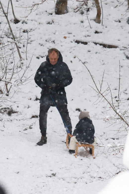 Donald Tusk na sankach z wnuczkami