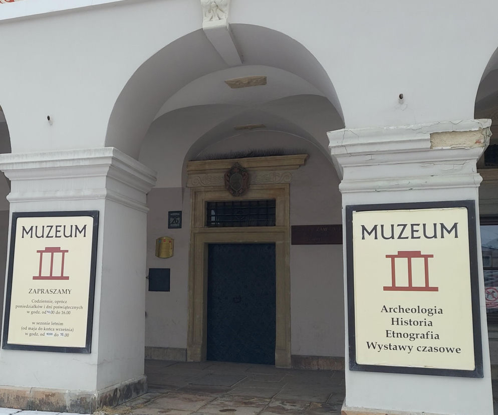 Wejście do Muzeum Zamojskiego z tablicami informacyjnymi. O obchodach 100-lecia placówki przeczytasz na Eska Zamość.