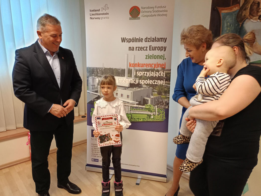 Podsumowanie konkursu na bożonarodzeniową kartkę świąteczną z recyklingu odbyło się w siedzibie Przedsiębiorstwa Energetycznego w Siedlcach