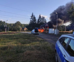 Radomsko: Uciekał policji, aż auto stanęło w płomieniach! Krył tajemnicę
