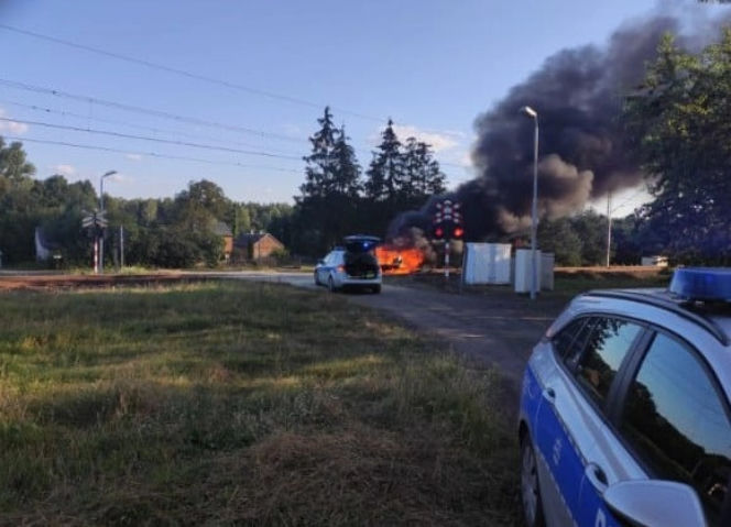 Radomsko: Uciekał policji, aż auto stanęło w płomieniach! Krył tajemnicę