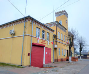 To miasto ma jeden najpiękniejszych ratuszy w województwie łódzkim. Jeszcze niedawno było wsią [GALERIA]