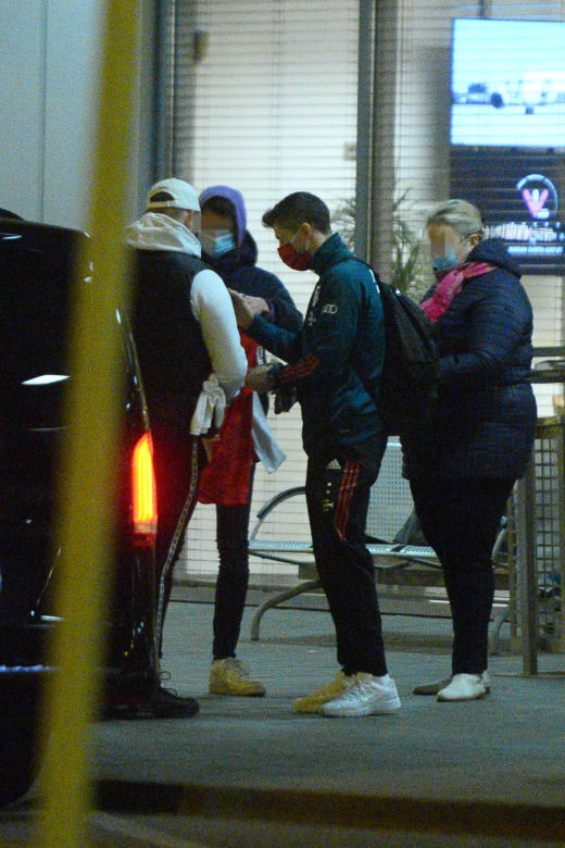 Robert Lewandowski z rodziną przyleciał do Warszawy
