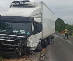 Tir zmasakrował audi pod Ostrowią Mazowiecką! 33-latek nie przeżył [ZDJĘCIA]