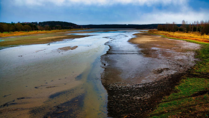 Rekordowo niski poziom wody w zalewie Brodzkim. Remont tamy i jazu Staszica w Brodach