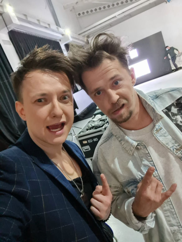 Bartosz Obuchowicz i piękne kobiety w klipie Pawła Tura
