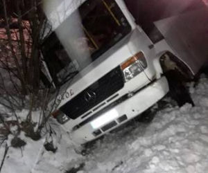Bus wpadł do rowu i uwięził 8 pasażerów! Musieli wyskakiwać przez okno! 