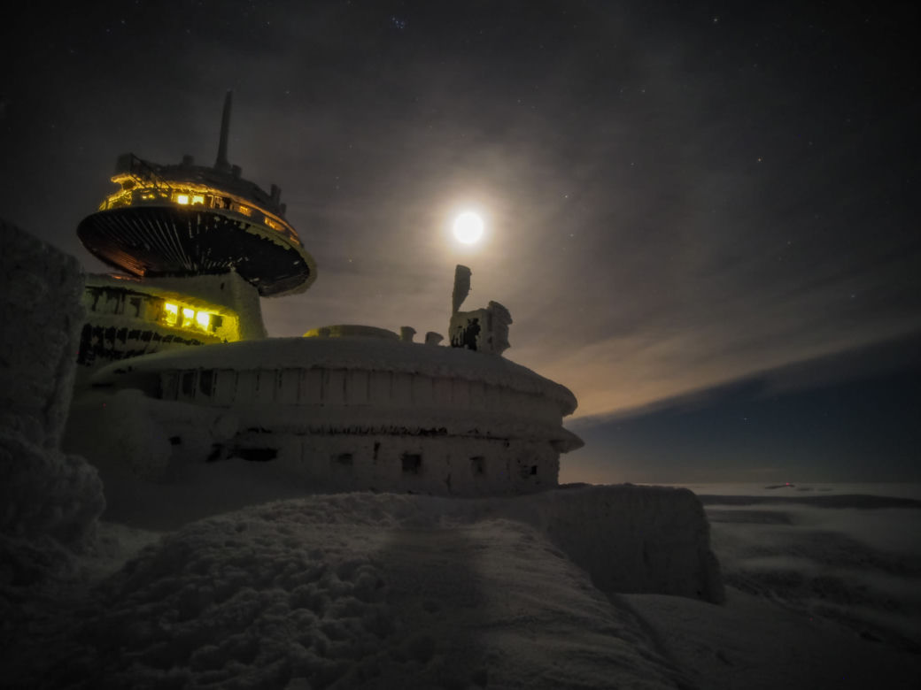 Niesamowite zjawisko tuż nad Śnieżką. Halo słoneczne rozświetliło noc! [ZDJĘCIA]