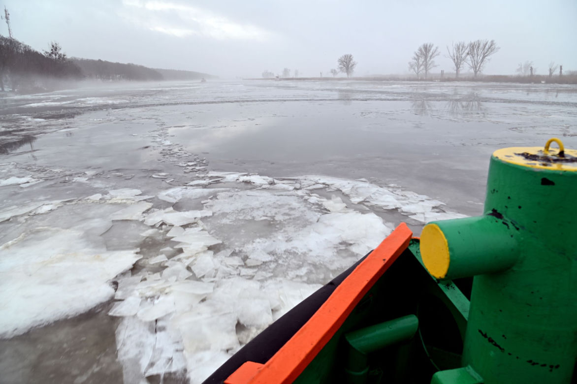Lodołamacze kruszą lód na Odrze