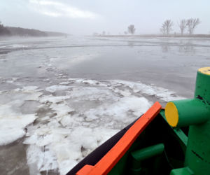 Lodołamacze kruszą lód na Odrze