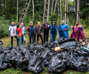 Książka za worek śmieci w Olsztynie. Mimo fatalnej pogody chętnych do sprzątania nie brakowało [ZDJĘCIA]