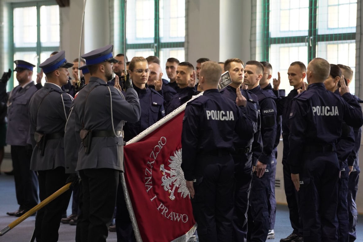 Nowi policjanci na Warmii i Mazurach. Ślubowanie złożyło 37 funkcjonariuszy [ZDJĘCIA]