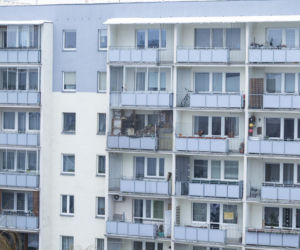 Śmieci, smród i strach na Gocławiu. Sąsiad zbieracz terroryzuje mieszkańców. On potrzebuje pomocy