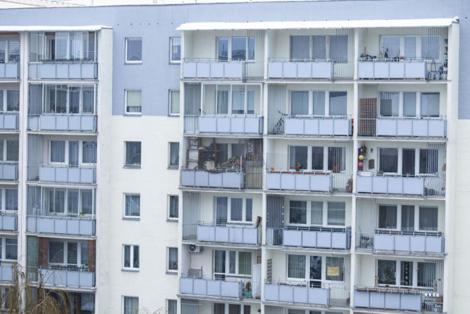 Śmieci, smród i strach na Gocławiu. Sąsiad zbieracz terroryzuje mieszkańców. "On potrzebuje pomocy"