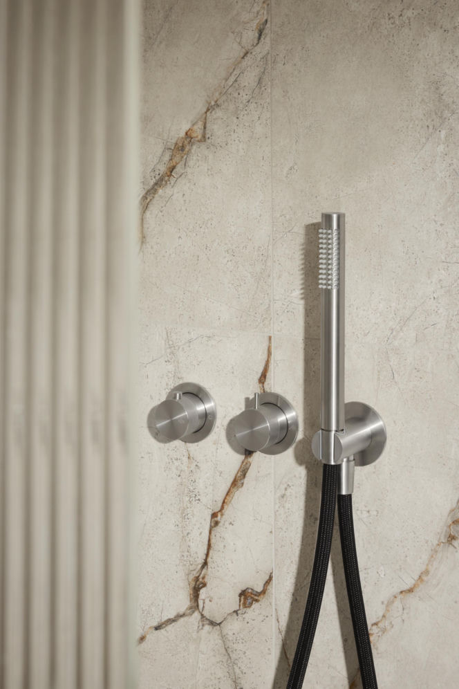 bateria na kamiennej ścianie