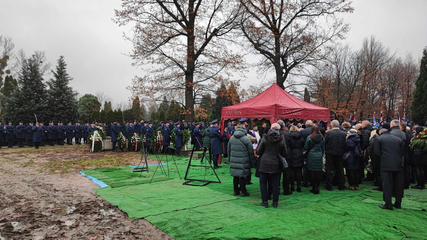  Wrocław. Ostatnie pożegnanie policjantów zastrzelonych na służbie. "Wasz tata jest bohaterem"
