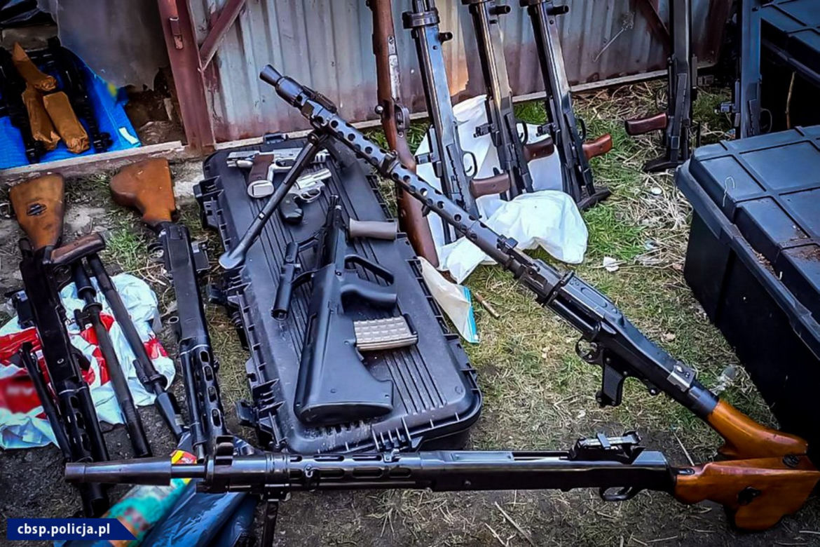 Mnóstwo broni i granatów. Zobacz, co znaleźli funkcjonariusze CBŚP u członków gangu!