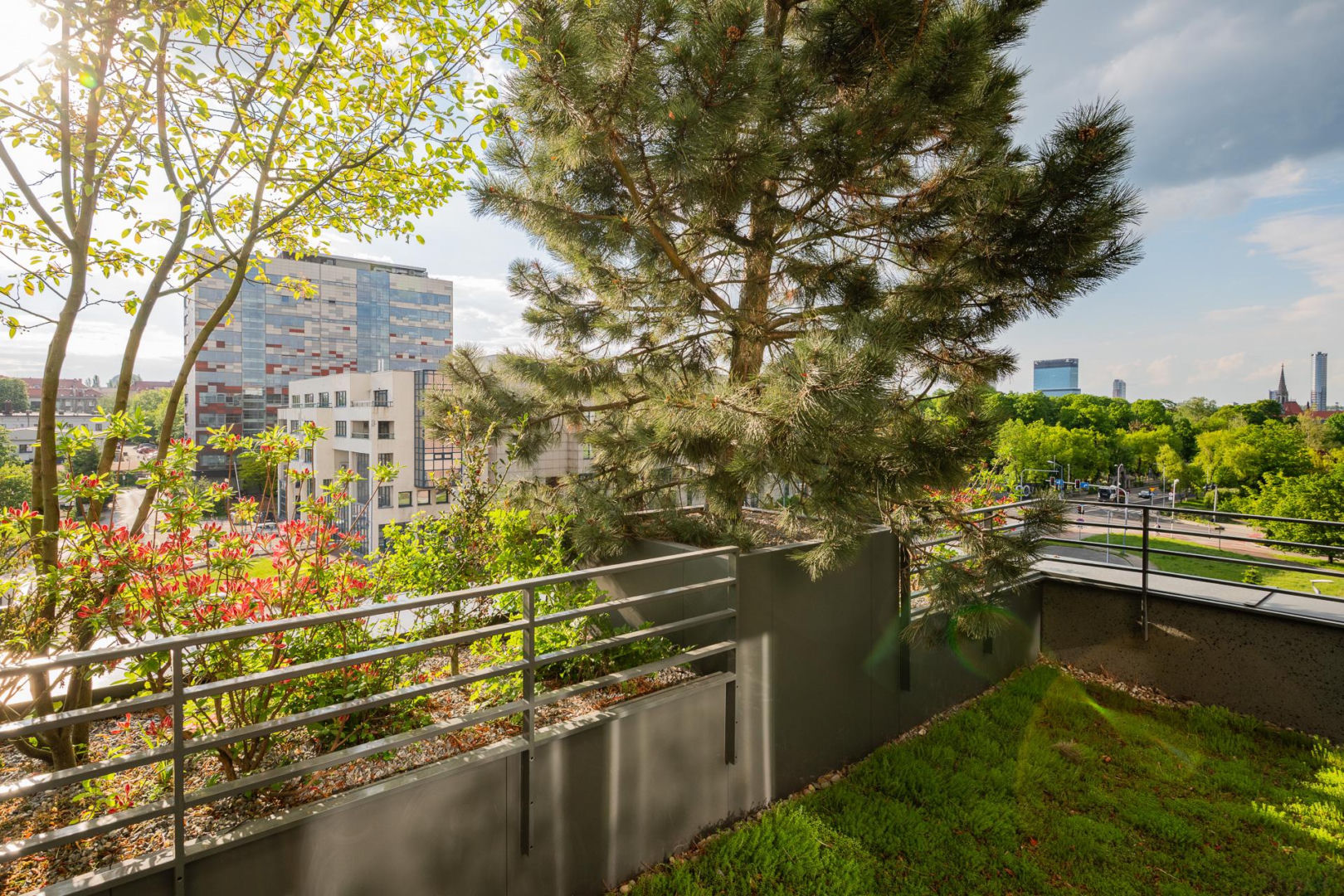 Damrota Garden - apartamentowiec w Katowicach z drzewami na fasadzie i dachu - czerwiec 2026