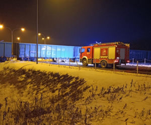 Zignorowała znak stop i wjechała pod pociąg! 40-latka cudem uniknęła śmierci