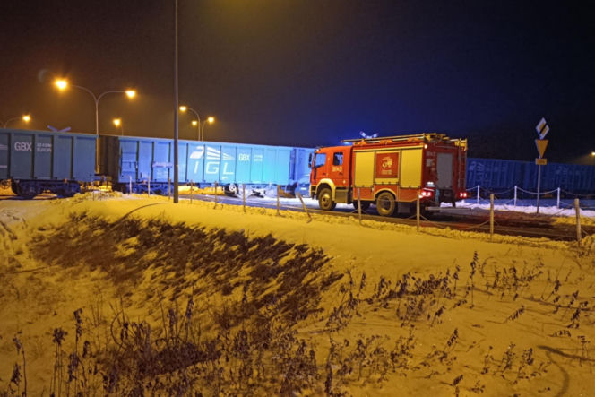 Zignorowała znak stop i wjechała pod pociąg! 40-latka cudem uniknęła śmierci