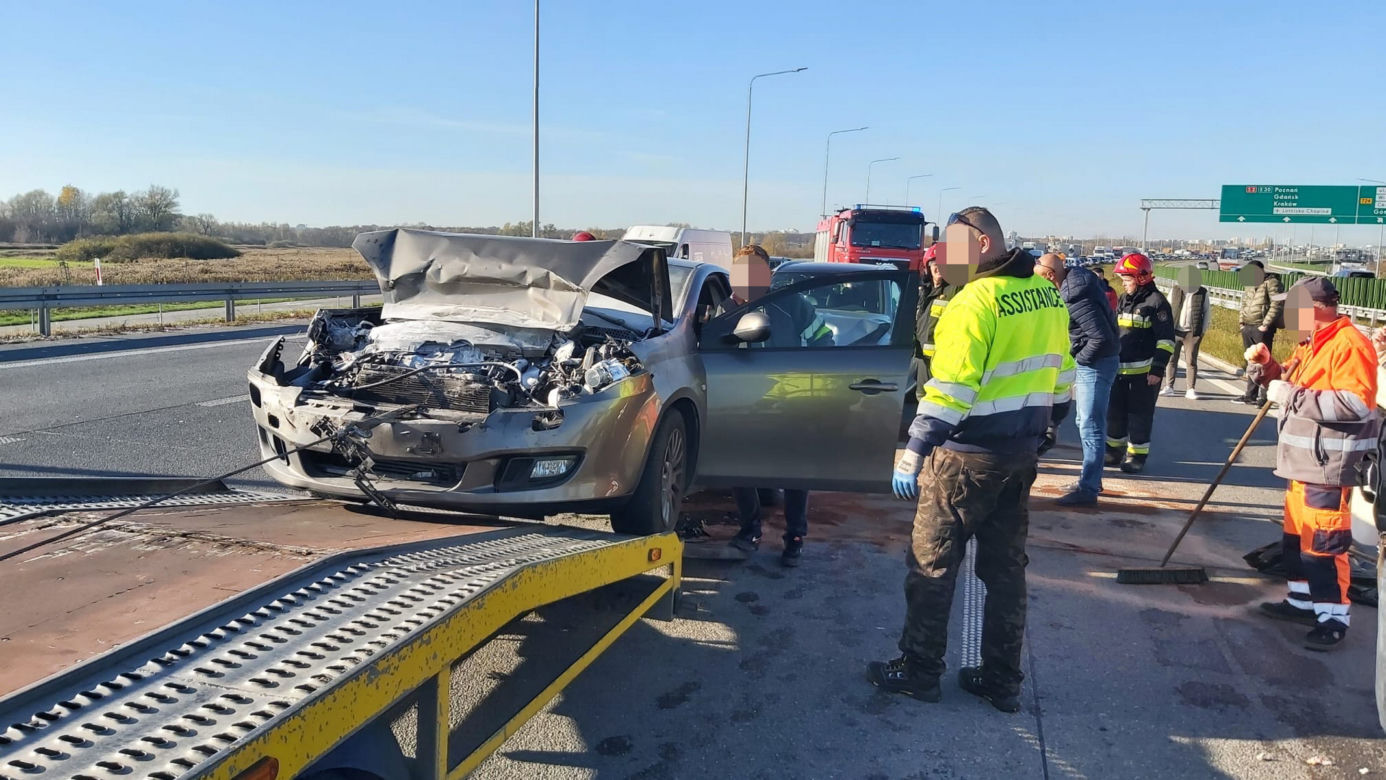 Wypadek na S2 w Warszawie. Trzy rozbite auta i ranne dziecko