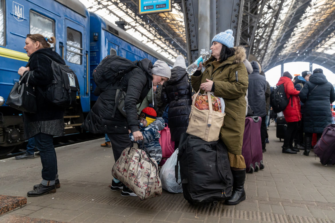 Wojna na Ukrainie. Tłumy uchodźców w Medyce i na dworcu we Lwowie