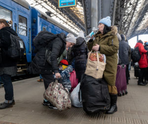 Wojna na Ukrainie. Tłumy uchodźców w Medyce i na dworcu we Lwowie