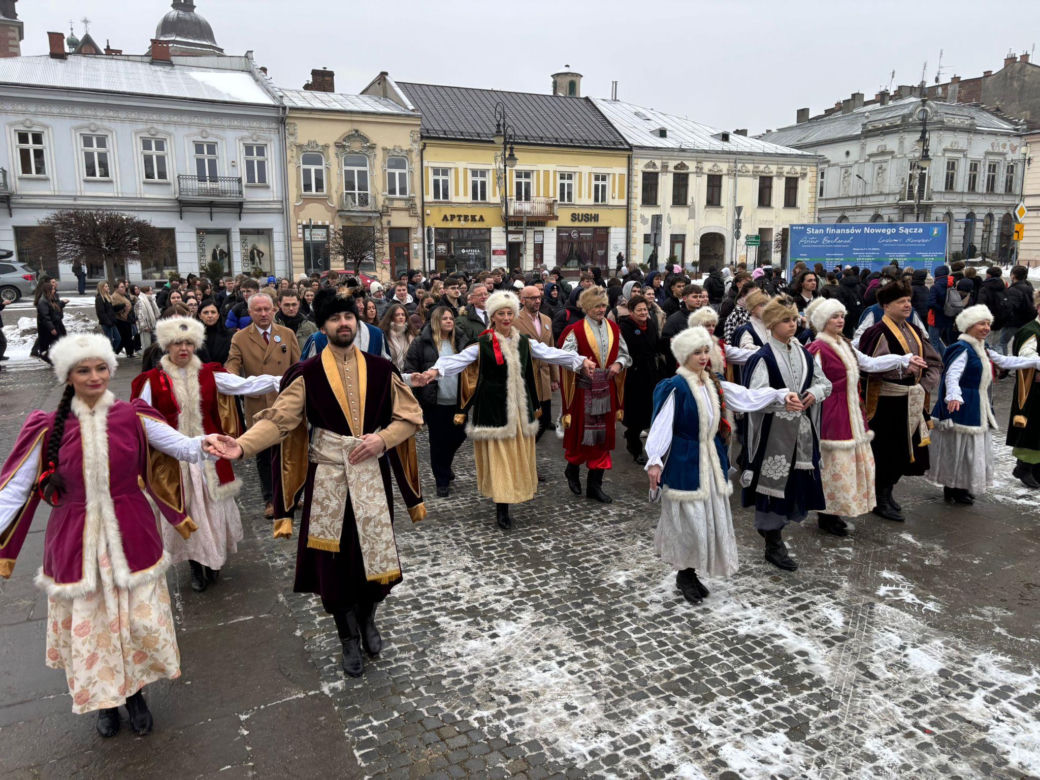 Polonez maturzystów na Rynku w Nowym Sączu