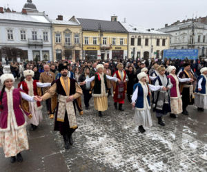 Polonez maturzystów na Rynku w Nowym Sączu