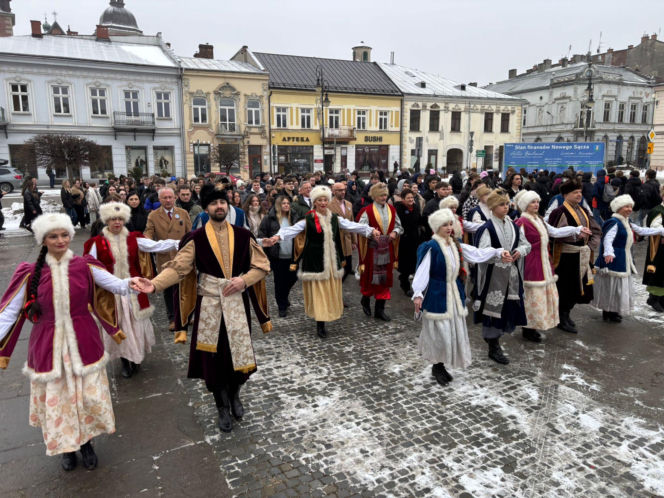 Polonez maturzystów na Rynku w Nowym Sączu
