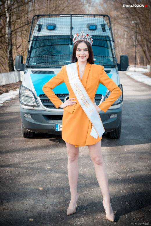 Miss Polski 2020 kusiła policjantów i rozdawała całusy! Piękna Anna-Maria Jaromin była bardzo przekonująca