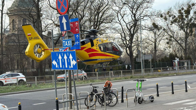 Lądowanie śmigłowca LPR w centrum Warszawy