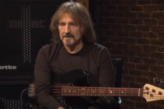 Malcolm Young znokautował Geezera Butlera. O co poszło?